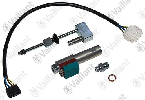 Vaillant Heizkörper mit verschiedenen Komponenten, darunter ein Elektromotor, ein Verbindungselement und Kabel mit Stecker. Alle Teile sind zur Installation oder Reparatur des Heizsystems gedacht.